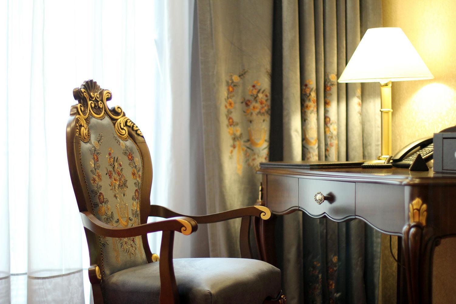 Orion Hotel บิชเคก ภายนอก รูปภาพ A chair