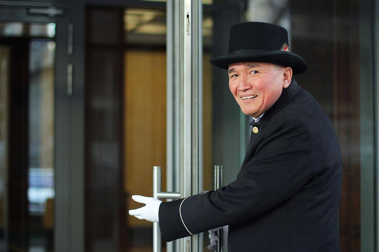 Orion Hotel บิชเคก ภายนอก รูปภาพ A doorman at the entrance of a hotel