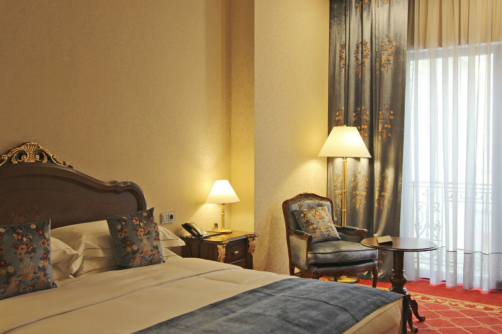 Orion Hotel บิชเคก ภายนอก รูปภาพ A room at the hotel
