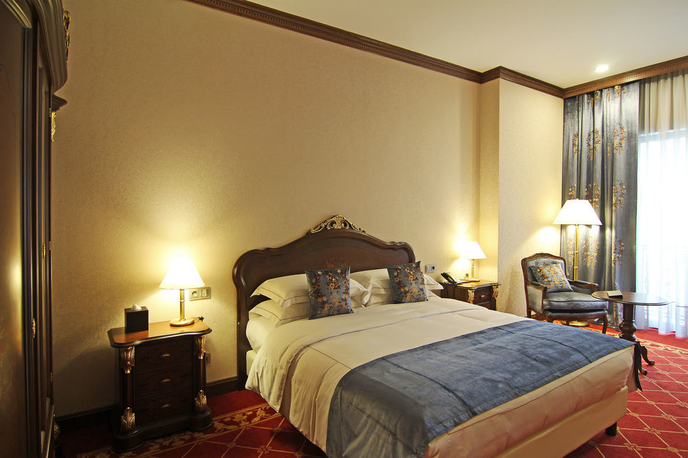 Orion Hotel บิชเคก ภายนอก รูปภาพ A room at the hotel