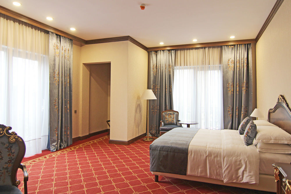 Orion Hotel บิชเคก ภายนอก รูปภาพ A bedroom at the hotel
