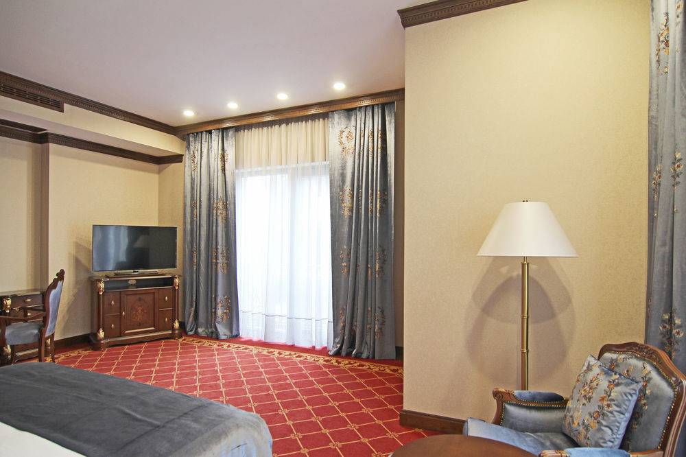 Orion Hotel บิชเคก ภายนอก รูปภาพ A room at the hotel