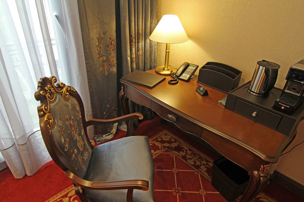 Orion Hotel บิชเคก ภายนอก รูปภาพ A writing desk in a hotel room