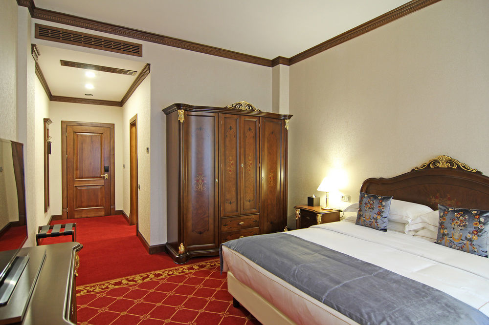 Orion Hotel บิชเคก ภายนอก รูปภาพ A room at the Grand Hotel