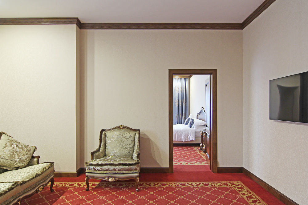 Orion Hotel บิชเคก ภายนอก รูปภาพ A suite at the hotel