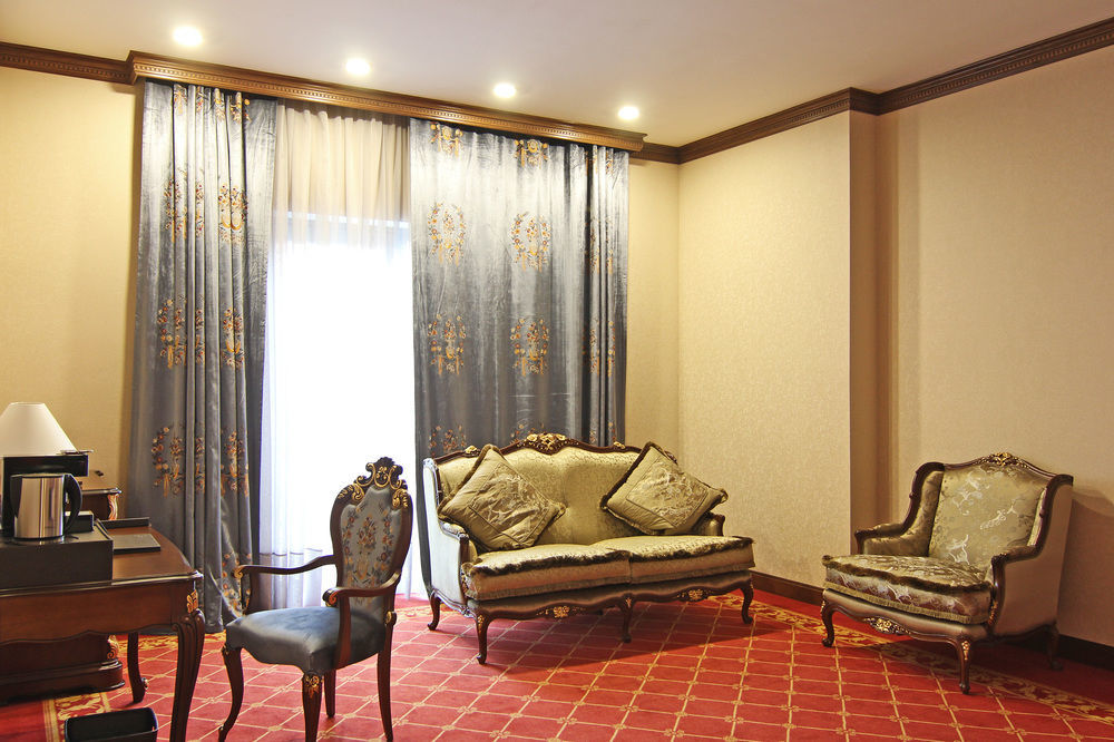 Orion Hotel บิชเคก ภายนอก รูปภาพ A suite at the hotel