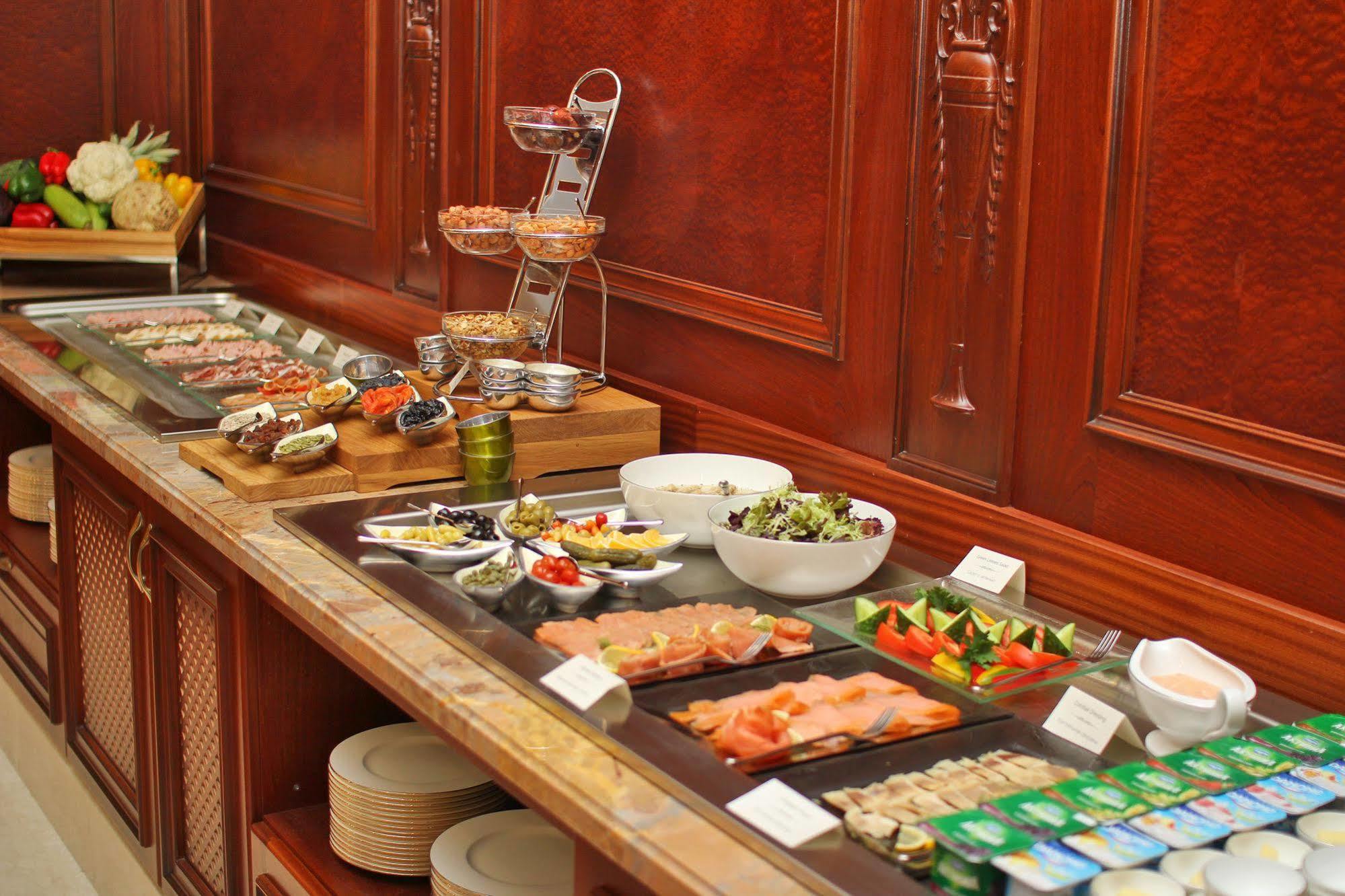 Orion Hotel บิชเคก ภายนอก รูปภาพ A buffet at a hotel