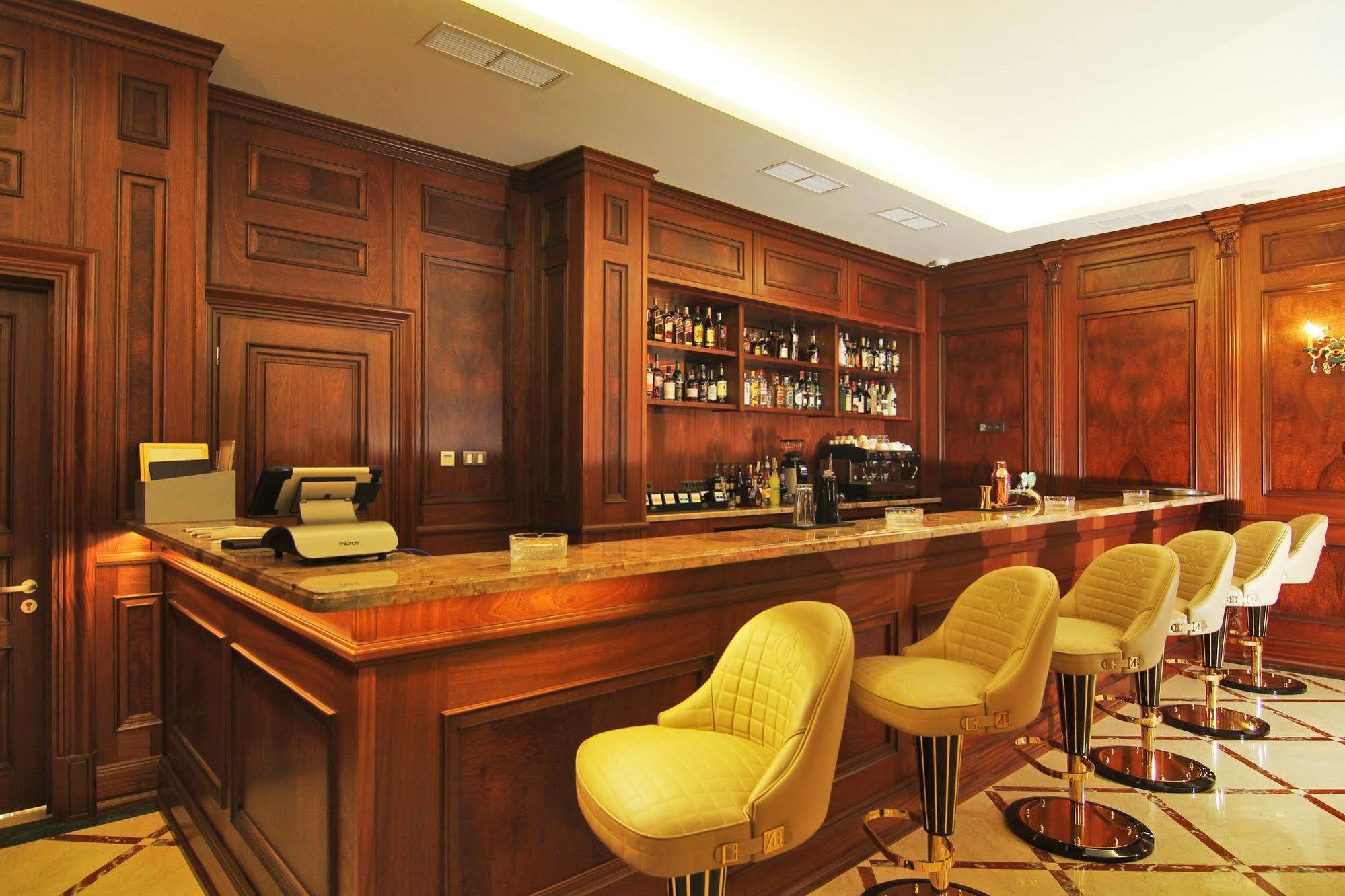 Orion Hotel บิชเคก ภายนอก รูปภาพ The bar at the St. Regis