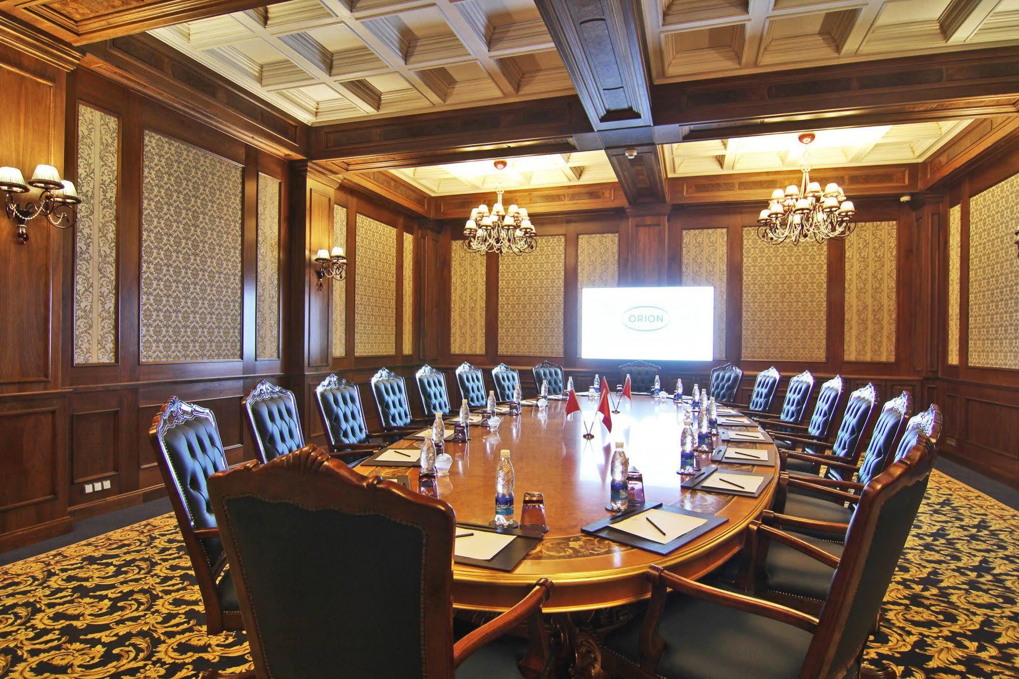 Orion Hotel บิชเคก ภายนอก รูปภาพ The boardroom at the World Trade Center