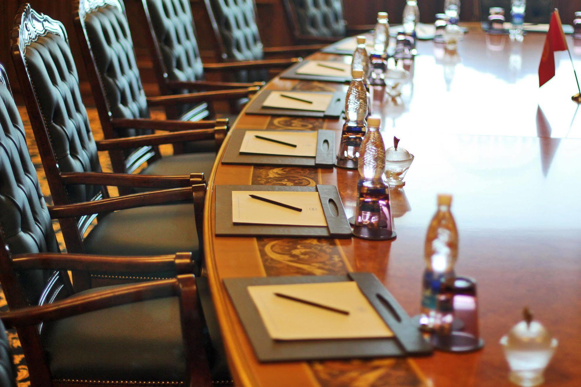 Orion Hotel บิชเคก ภายนอก รูปภาพ The table at the White House Cabinet Room