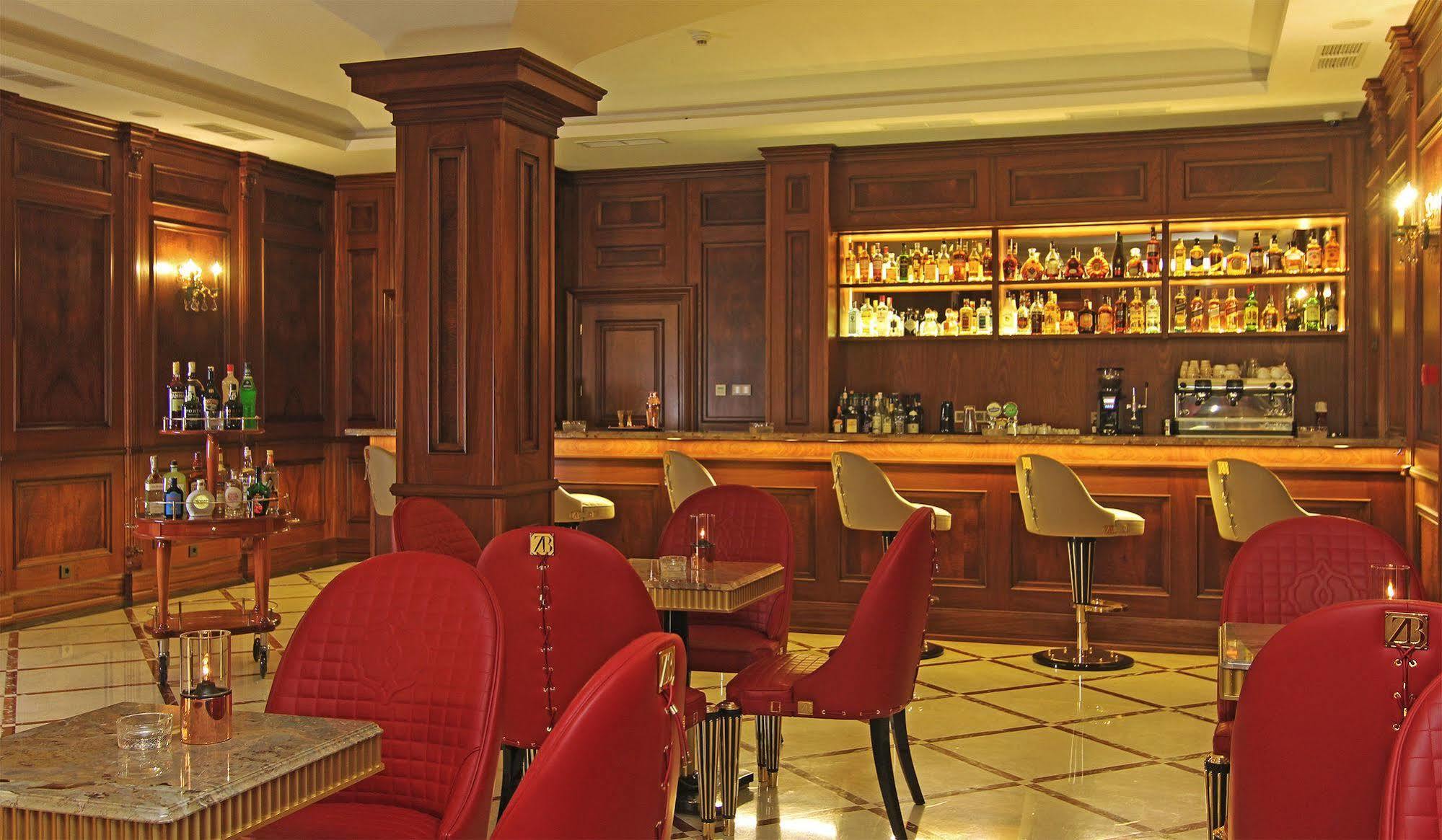 Orion Hotel บิชเคก ภายนอก รูปภาพ The bar at the Savoy