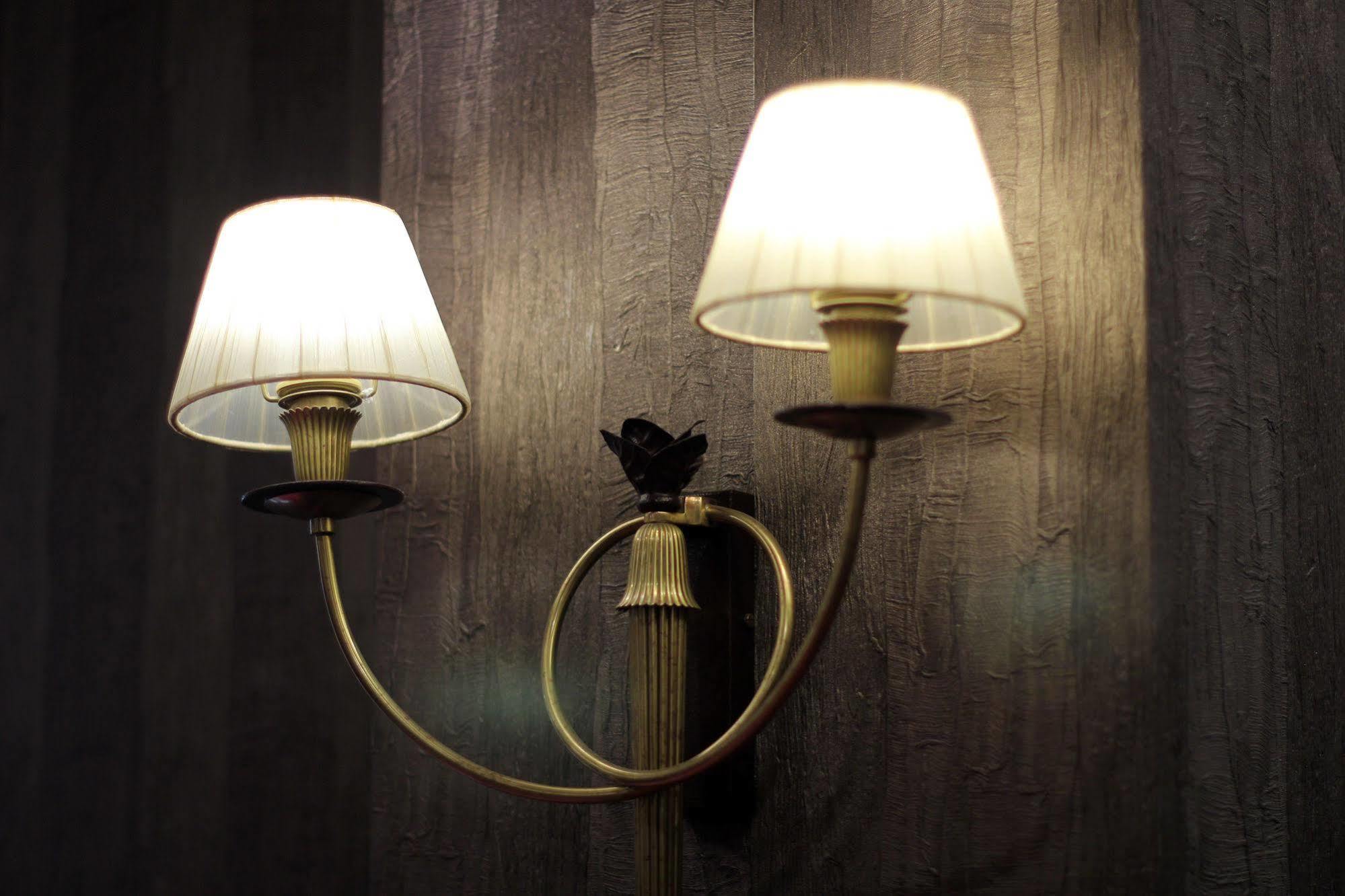 Orion Hotel บิชเคก ภายนอก รูปภาพ A wall light